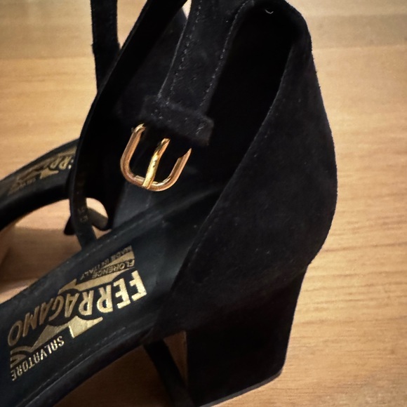 Black Suede pump shoes Salvatore Ferragamo
9B size - Picture 4 of 6